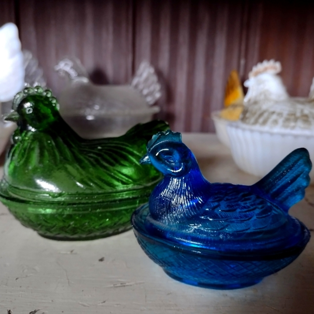 Two glass hens on nest